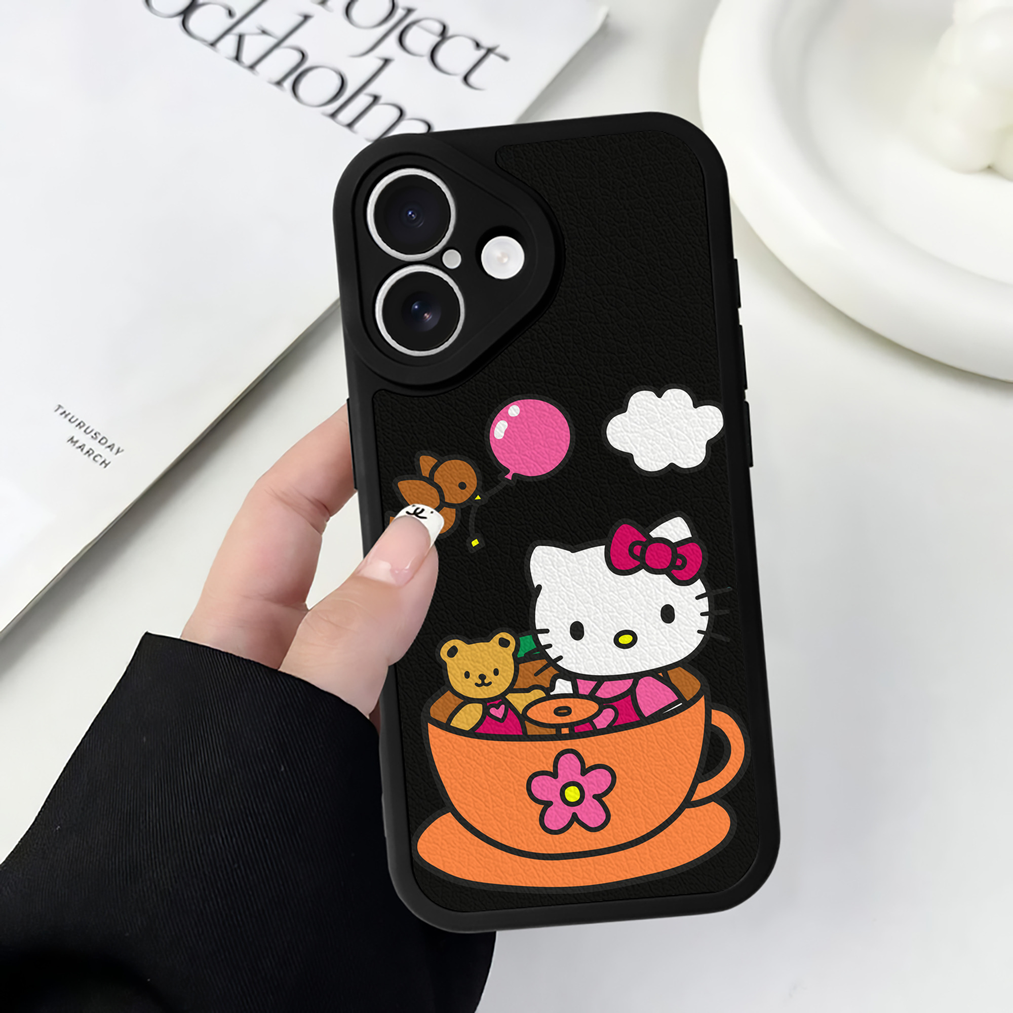 （画像用） Hello Kitty ハローキティ 【iPhone 16シリーズ対応】シリコンスマホケース（レザー調） 材質：シリコン